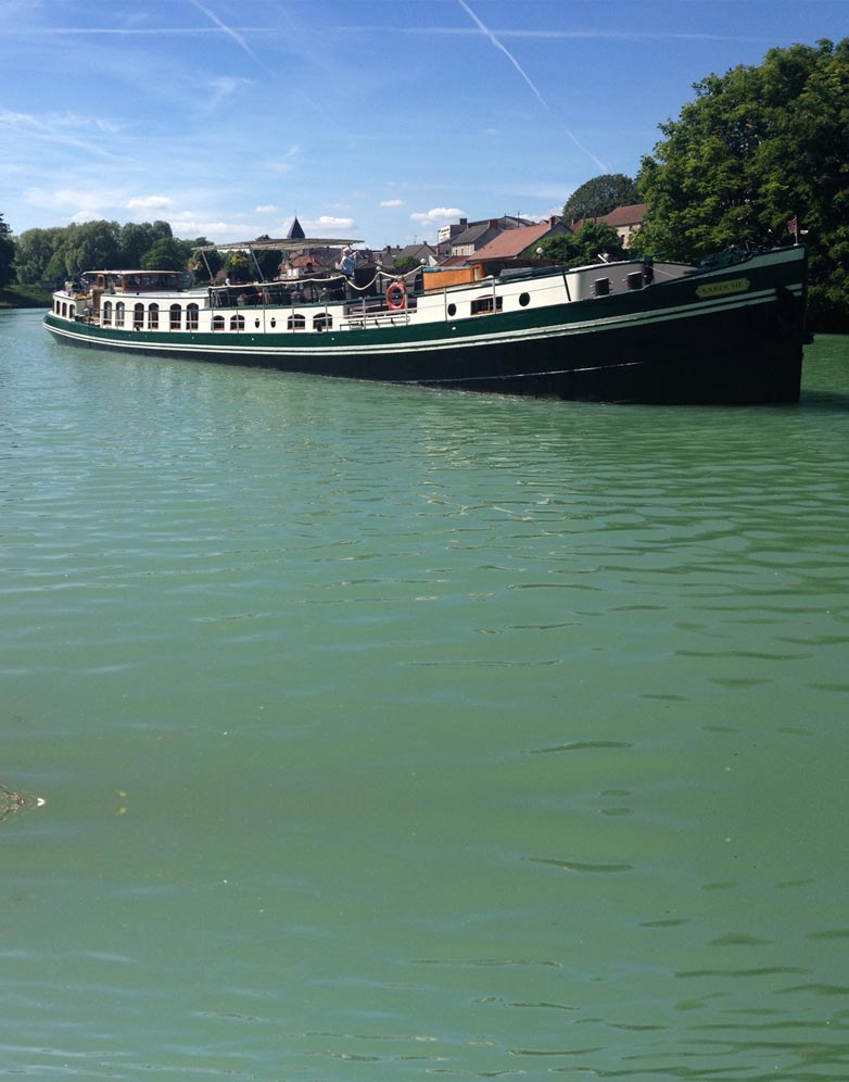 Saroche hotel barge